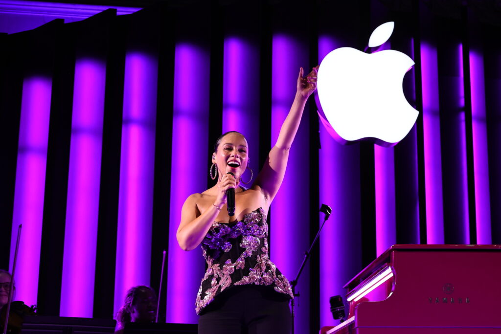 Alicia keys in front of the apple sign at grand central